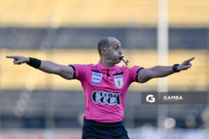 Javier Burgos, árbitro central. Torneo Clausura. Estadio Campeón del Siglo.