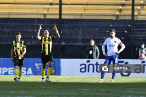 Emanuel Gularte, de Peñarol. Torneo Clausura. Estadio Campeón del Siglo.