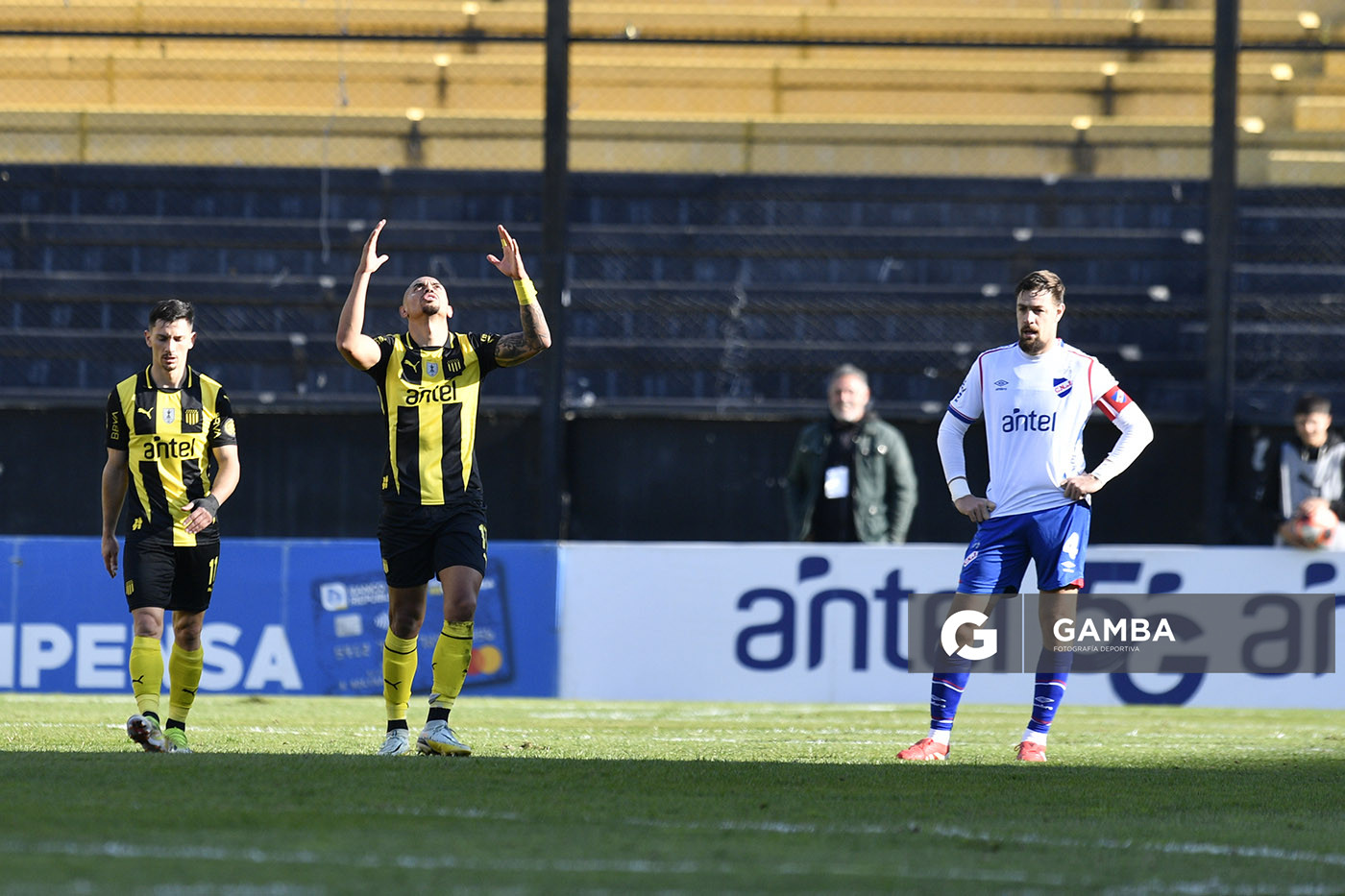 Emanuel Gularte, de Peñarol. Torneo Clausura. Estadio Campeón del Siglo.