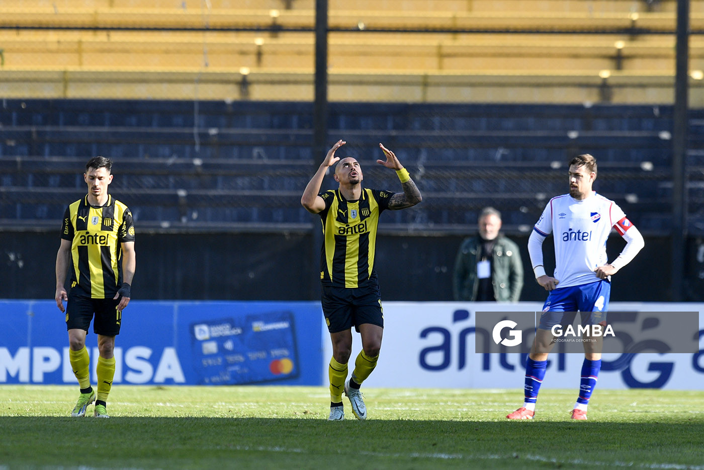 Emanuel Gularte, de Peñarol. Torneo Clausura. Estadio Campeón del Siglo.