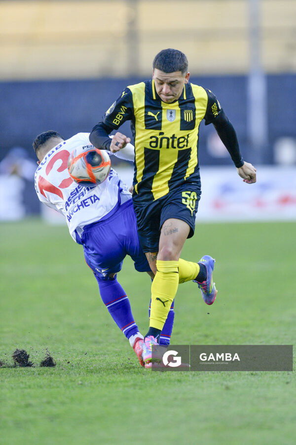 Diego García, de Peñarol. Torneo Clausura. Estadio Campeón del Siglo.