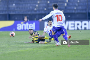 Maximiliano Olivera, de Peñarol. Lucas Villalba, de Nacional. Torneo Clausura. Estadio Campeón del Siglo.