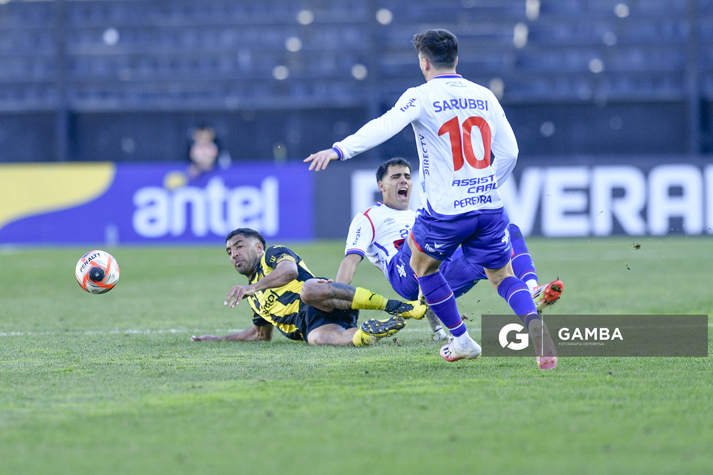 Maximiliano Olivera, de Peñarol. Lucas Villalba, de Nacional. Torneo Clausura. Estadio Campeón del Siglo.