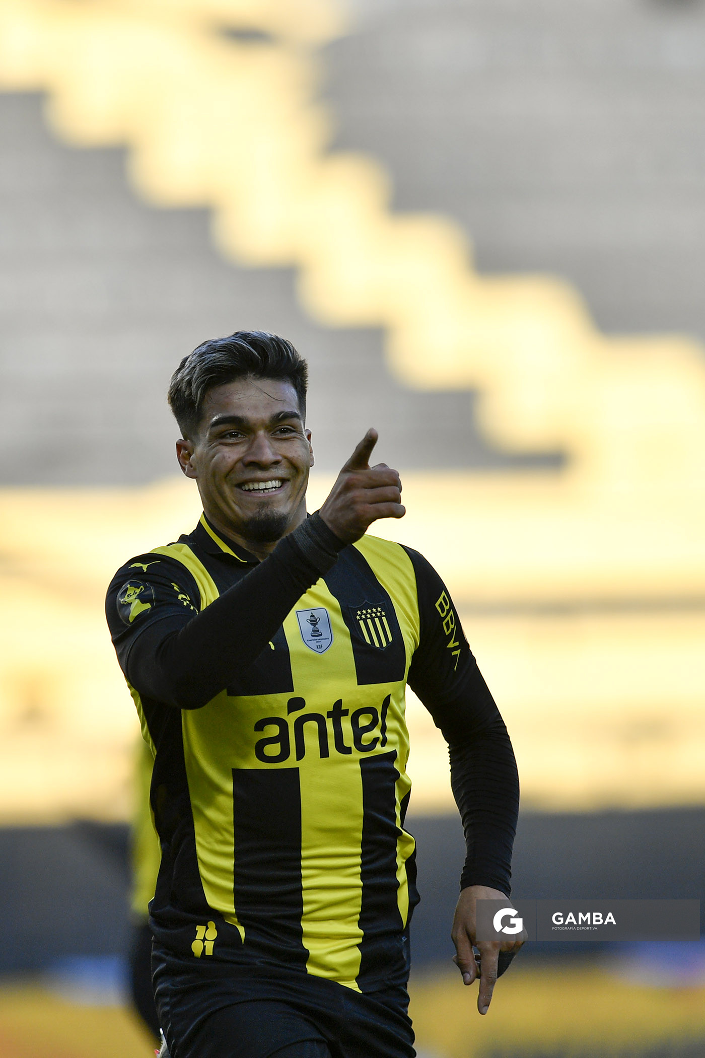 Matías Arezo, de Peñarol. Torneo Clausura. Estadio Campeón del Siglo.
