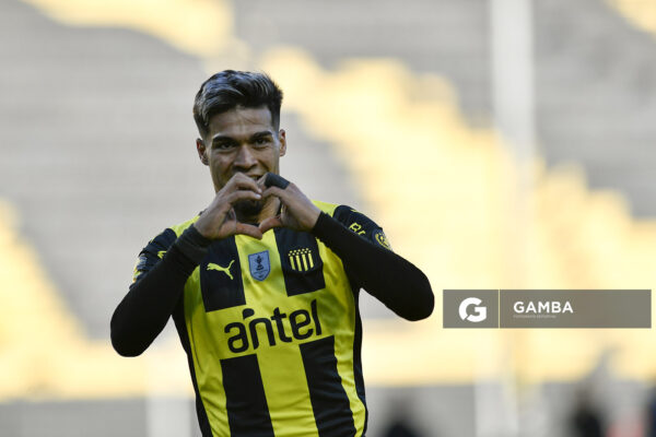 Matías Arezo, de Peñarol. Torneo Clausura. Estadio Campeón del Siglo.