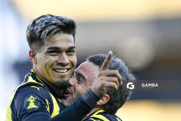 Matías Arezo, de Peñarol. Torneo Clausura. Estadio Campeón del Siglo.