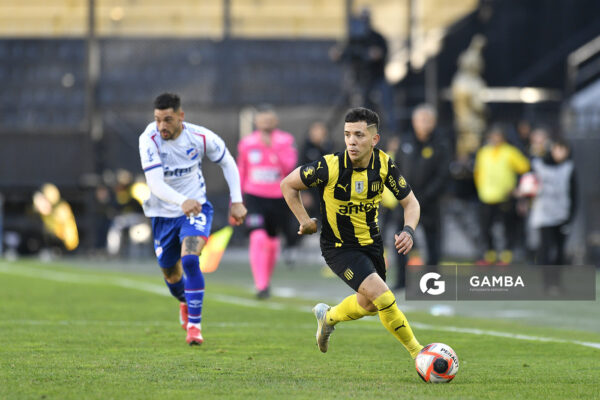 Leonardo Fernández, de Peñarol. Torneo Clausura. Estadio Campeón del Siglo.
