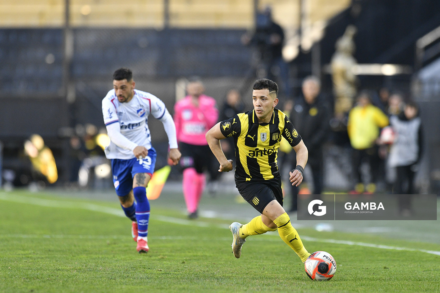 Leonardo Fernández, de Peñarol. Torneo Clausura. Estadio Campeón del Siglo.