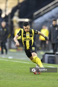 Leonardo Fernández, de Peñarol. Torneo Clausura. Estadio Campeón del Siglo.