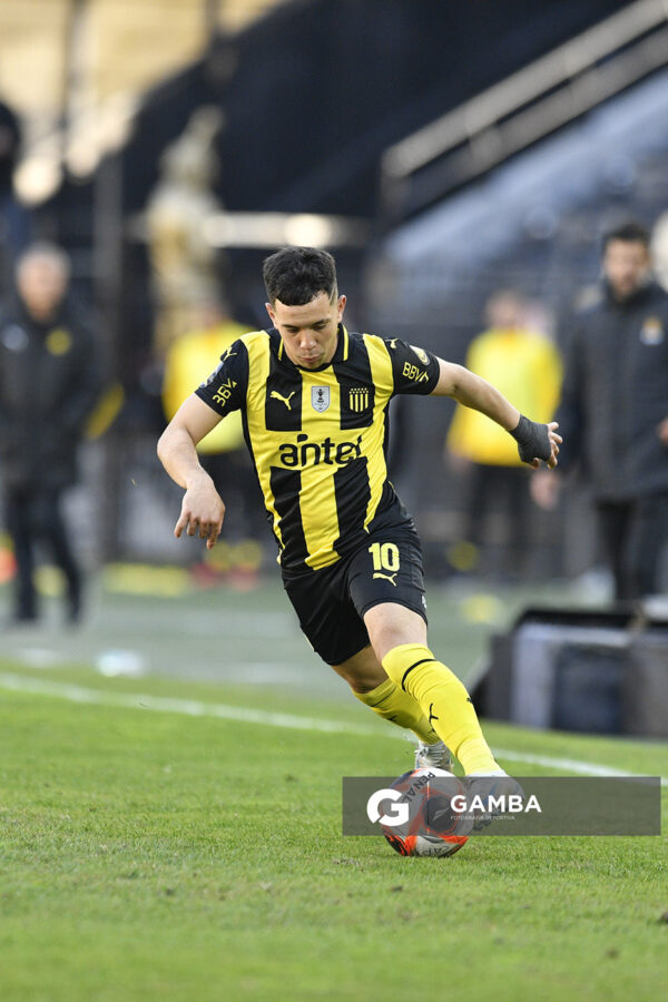 Leonardo Fernández, de Peñarol. Torneo Clausura. Estadio Campeón del Siglo.