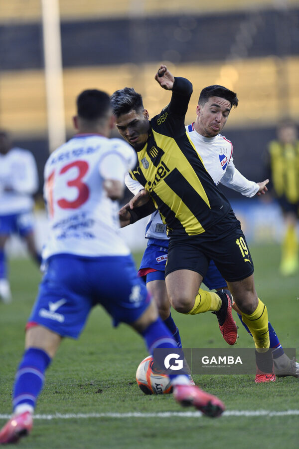 Matías Arezo, de Peñarol. Torneo Clausura. Estadio Campeón del Siglo.