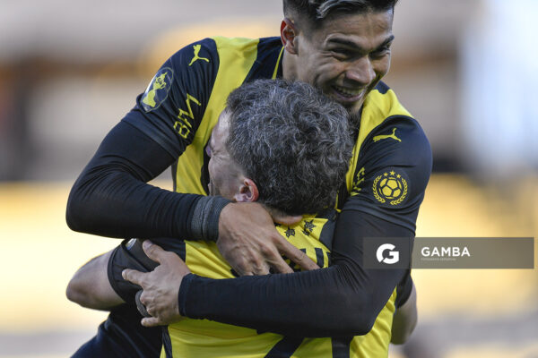 Matías Arezo, de Peñarol. Torneo Clausura. Estadio Campeón del Siglo.
