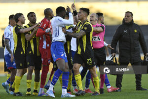 Javier Burgos, árbitro central. Torneo Clausura. Estadio Campeón del Siglo.