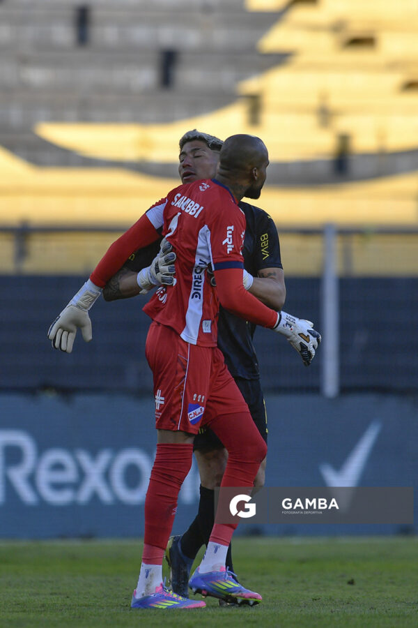 Luis Mejía, golero de Nacional. Brayan Cortés, golero de Peñarol. Torneo Clausura. Estadio Campeón del Siglo.