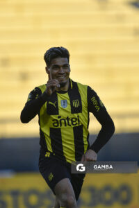 Matías Arezo, de Peñarol. Torneo Clausura. Estadio Campeón del Siglo.