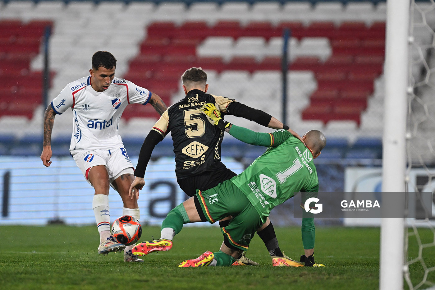 Christian Oliva, de Nacional. Torneo Clausura. Estadio Gran Parque Central.