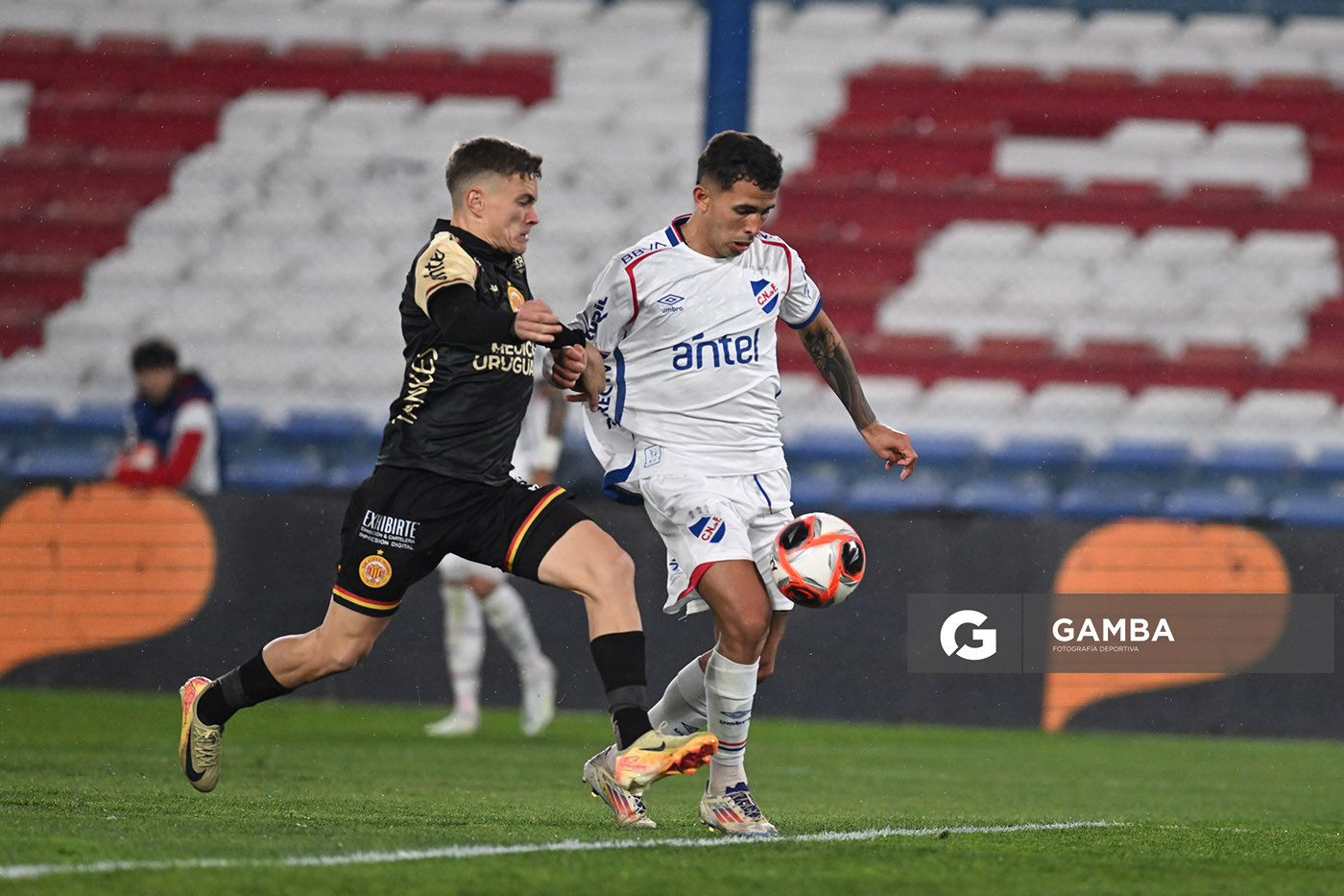 Christian Oliva, de Nacional. Torneo Clausura. Estadio Gran Parque Central.