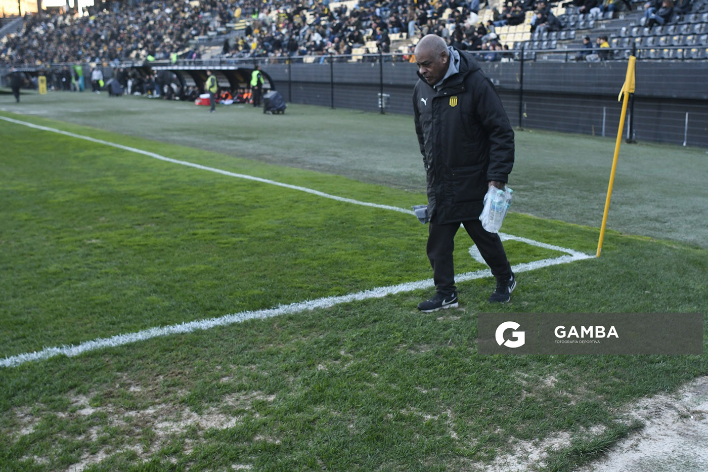 Juan Enrique «Tito» Viera, utilero de Peñarol. Torneo Clausura. Estadio Campeón del Siglo.