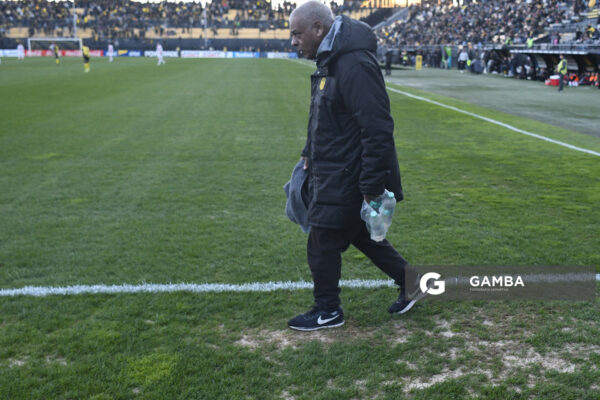 Juan Enrique "Tito" Viera, utilero de Peñarol. Torneo Clausura. Estadio Campeón del Siglo.