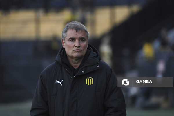 Diego Aguirre, director técnico de Peñarol. Torneo Clausura. Estadio Campeón del Siglo.