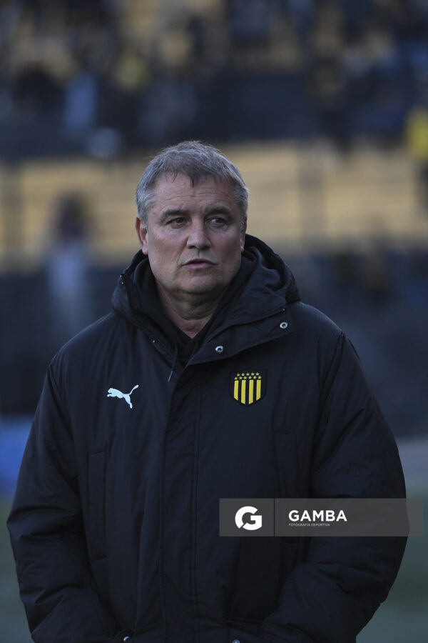 Diego Aguirre, director técnico de Peñarol. Torneo Clausura. Estadio Campeón del Siglo.