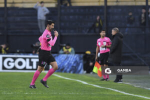 Leodán González, árbitro central. Torneo Clausura. Estadio Campeón del Siglo.