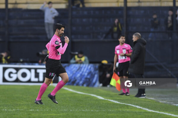 Leodán González, árbitro central. Torneo Clausura. Estadio Campeón del Siglo.
