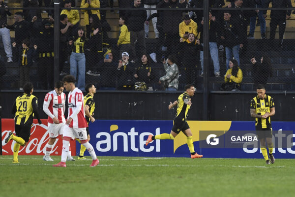 David Terans, de Peñarol. Torneo Clausura. Estadio Campeón del Siglo.