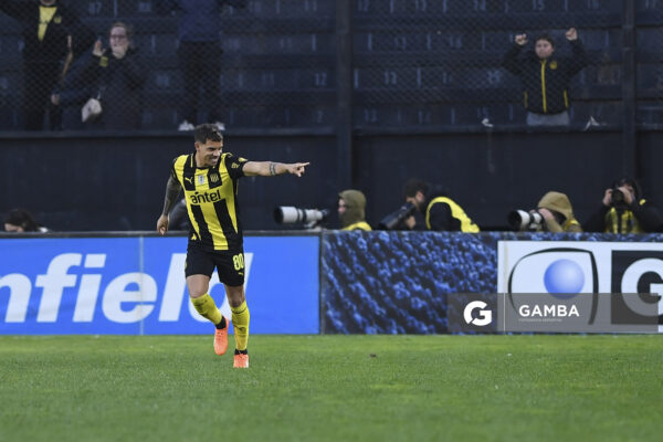David Terans, de Peñarol. Torneo Clausura. Estadio Campeón del Siglo.