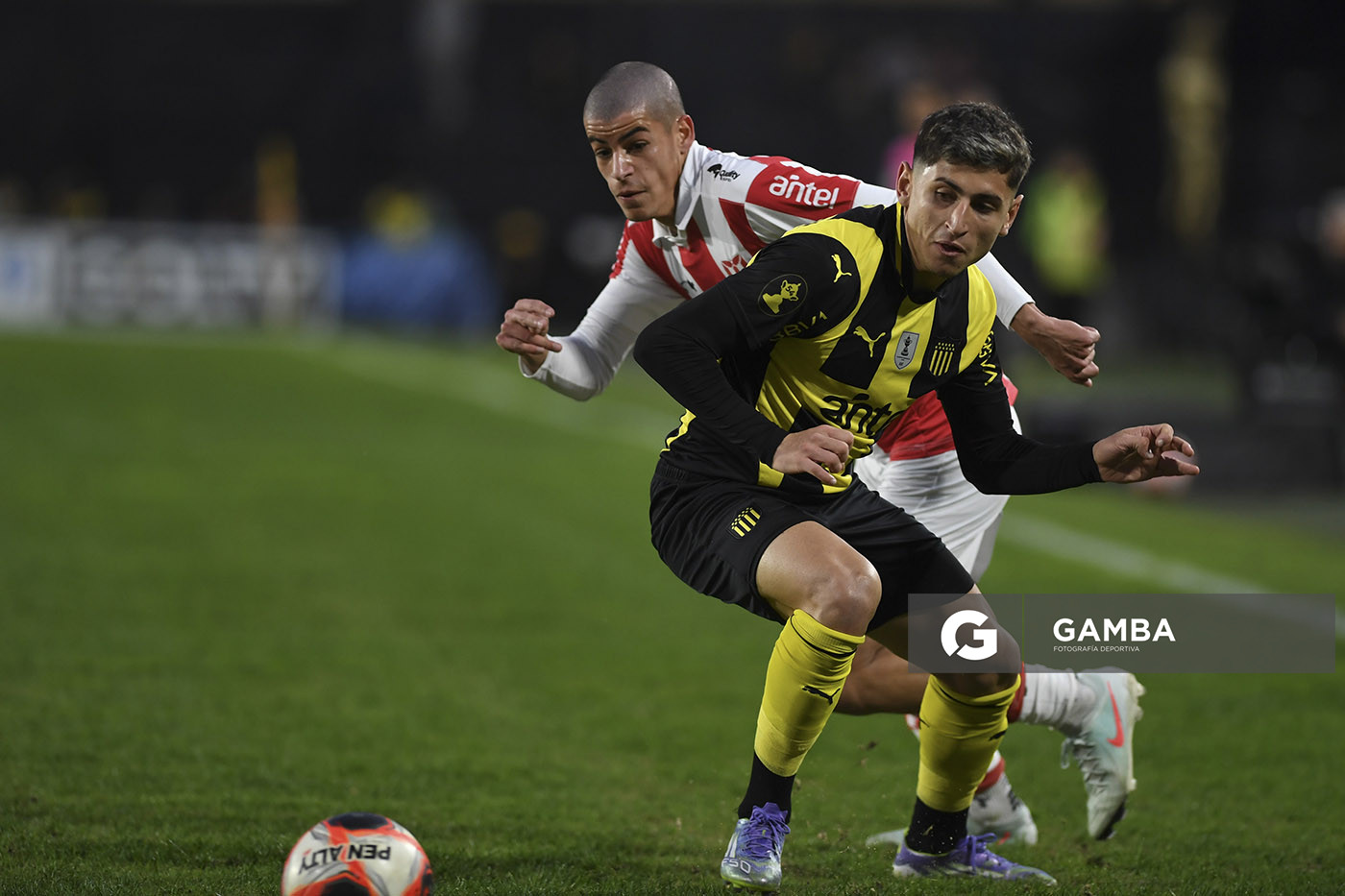 Ignacio Sosa, de Peñarol. Torneo Clausura. Estadio Campeón del Siglo.