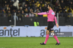 Leodán González, árbitro central. Torneo Clausura. Estadio Campeón del Siglo.
