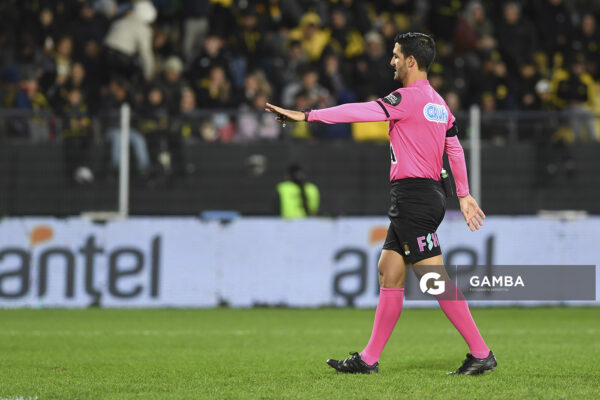 Leodán González, árbitro central. Torneo Clausura. Estadio Campeón del Siglo.