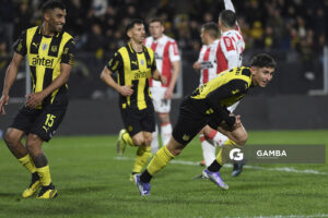 Ignacio Sosa, de Peñarol. Torneo Clausura. Estadio Campeón del Siglo.