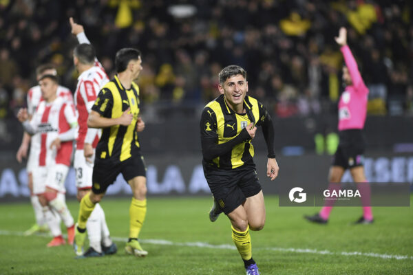 Ignacio Sosa, de Peñarol. Torneo Clausura. Estadio Campeón del Siglo.
