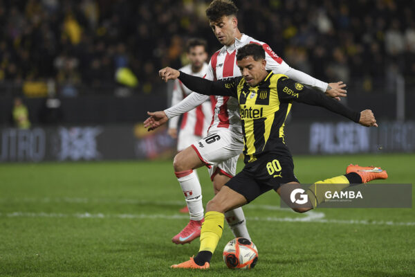 David Terans, de Peñarol. Torneo Clausura. Estadio Campeón del Siglo.