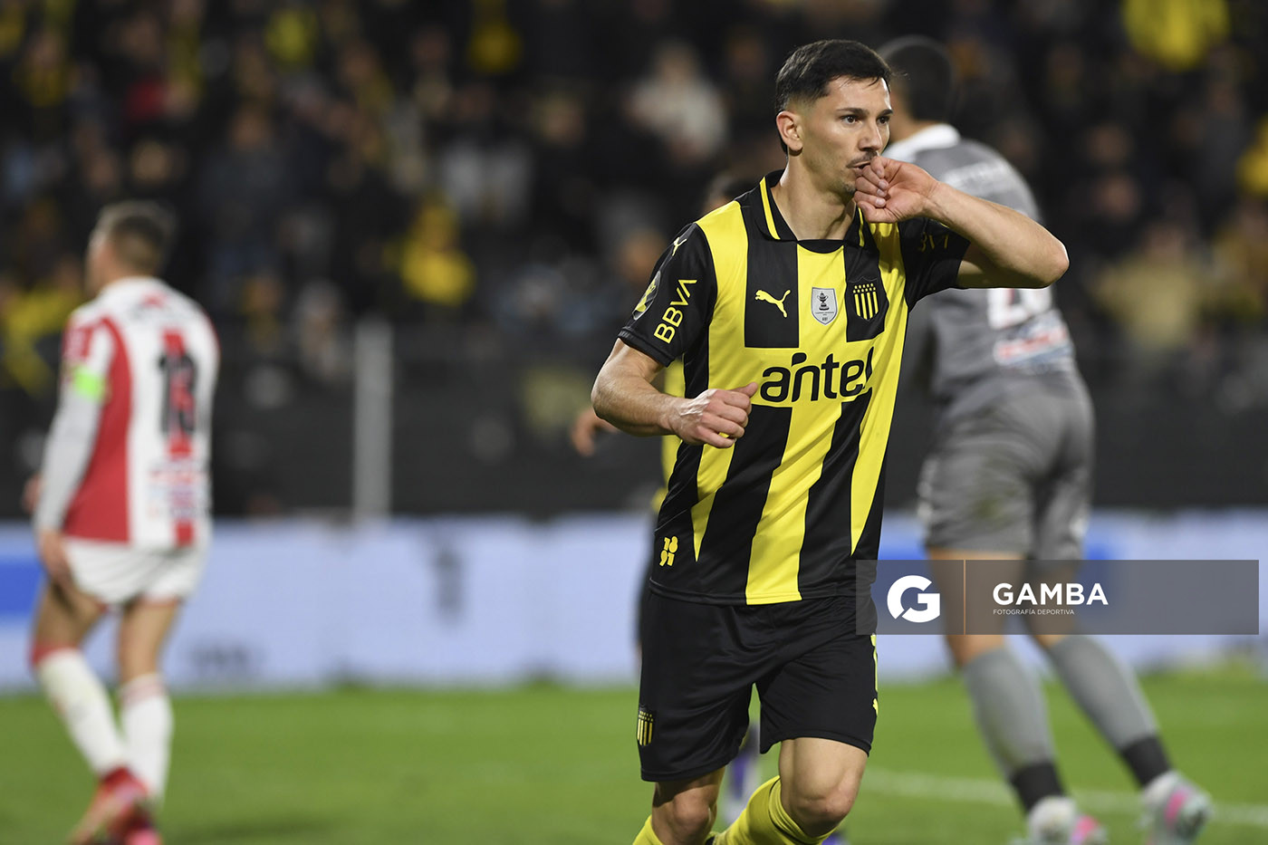 Maximiliano Silvera, de Peñarol. Torneo Clausura. Estadio Campeón del Siglo.