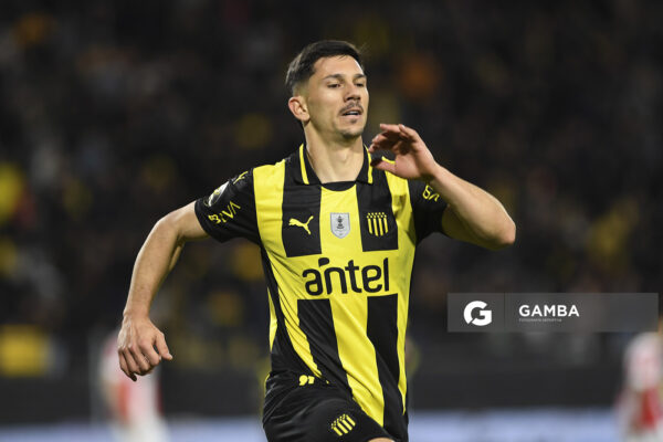 Maximiliano Silvera, de Peñarol. Torneo Clausura. Estadio Campeón del Siglo.