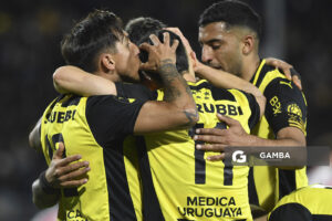 Maximiliano Silvera, de Peñarol. Torneo Clausura. Estadio Campeón del Siglo.