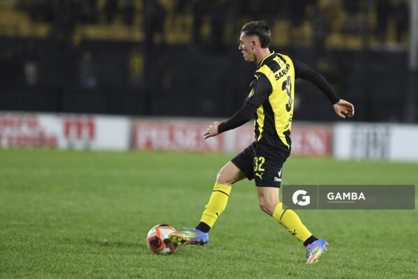 Leandro Umpiérrez, de Peñarol. Torneo Clausura. Estadio Campeón del Siglo.