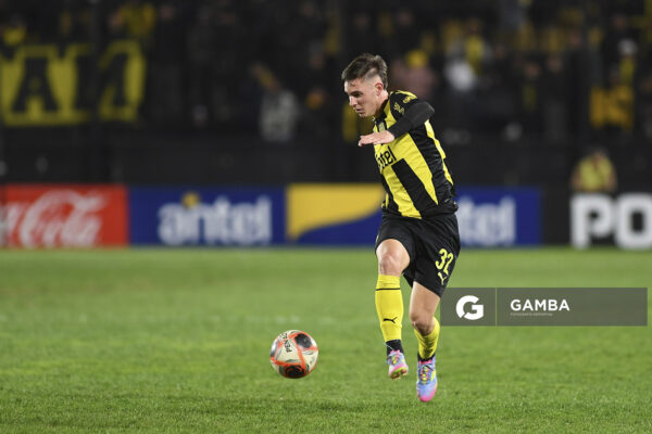 Leandro Umpiérrez, de Peñarol. Torneo Clausura. Estadio Campeón del Siglo.