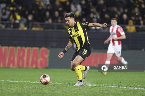 Matías Arezo, de Peñarol. Torneo Clausura. Estadio Campeón del Siglo.