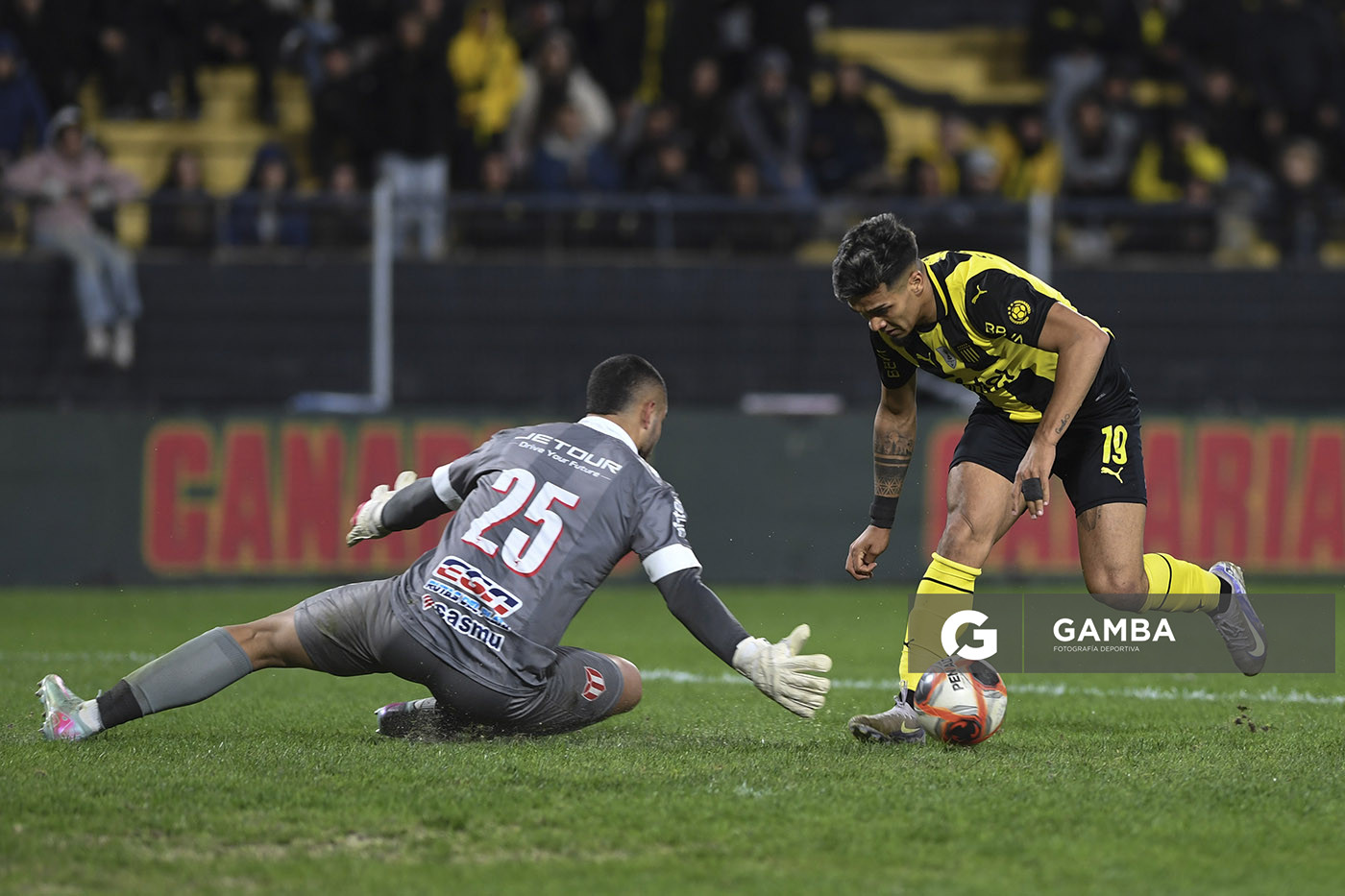 Matías Arezo, de Peñarol. Torneo Clausura. Estadio Campeón del Siglo.