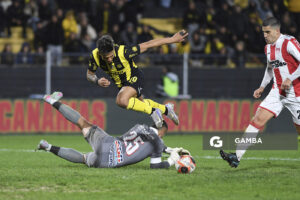 Matías Arezo, de Peñarol. Torneo Clausura. Estadio Campeón del Siglo.