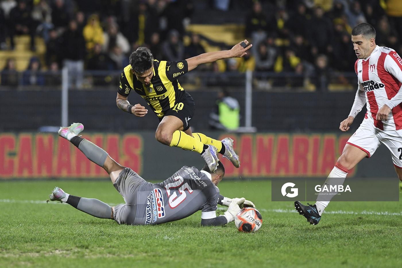 Matías Arezo, de Peñarol. Torneo Clausura. Estadio Campeón del Siglo.
