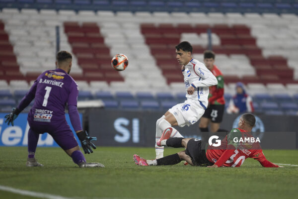 Lucas Villalba, de Nacional. Torneo Clausura. Estadio Gran Parque Central.