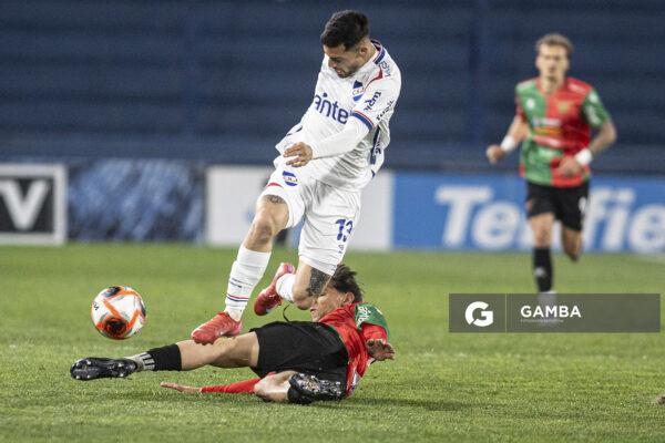Emiliano Ancheta, de Nacional. Fredy Martínez, de Boston River. Torneo Clausura. Estadio Gran Parque Central.