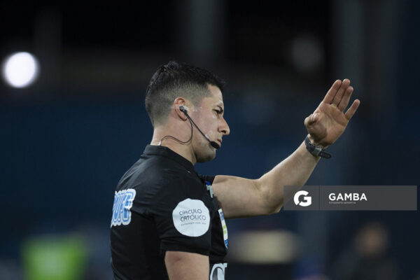Mathías Muníz, primer árbitro asistente. Torneo Clausura. Estadio Gran Parque Central.