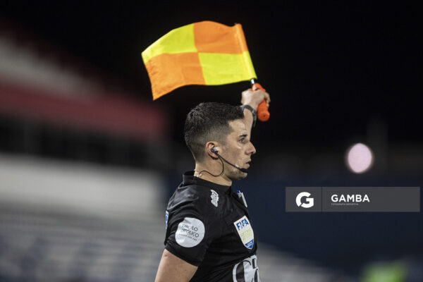 Mathías Muníz, primer árbitro asistente. Torneo Clausura. Estadio Gran Parque Central.