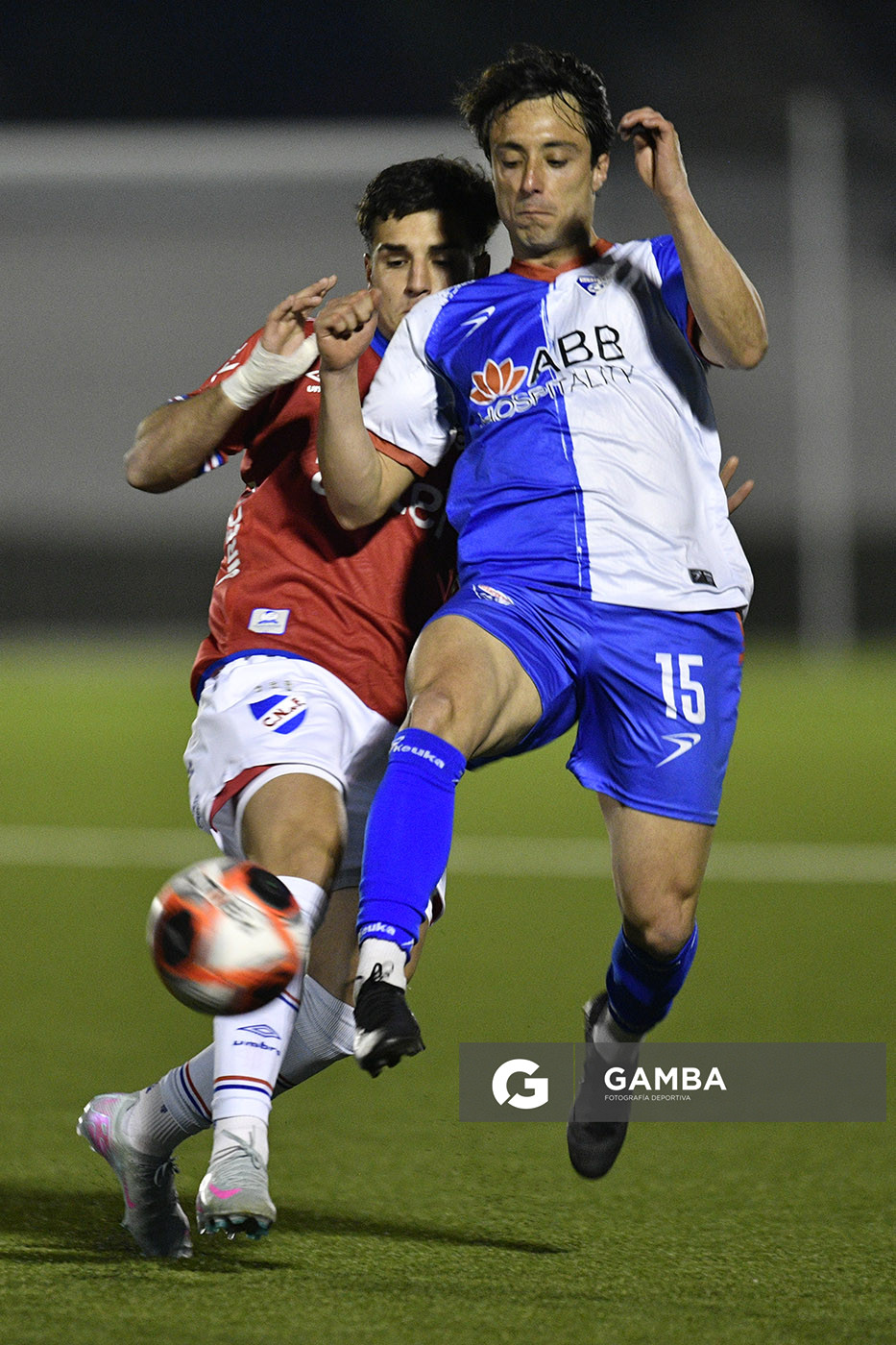 Juan Echeverría, de Nacional. Joaquín Rodríguez, de Huracán. Copa AUF Uruguay. Estadio Juan Antonio Lavalleja.