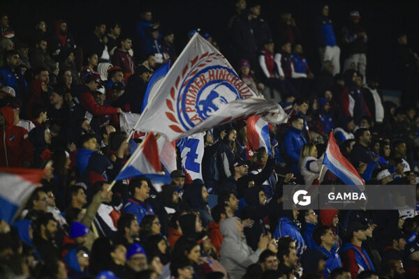 Hinchas de Nacional. Copa AUF Uruguay. Estadio Juan Antonio Lavalleja.